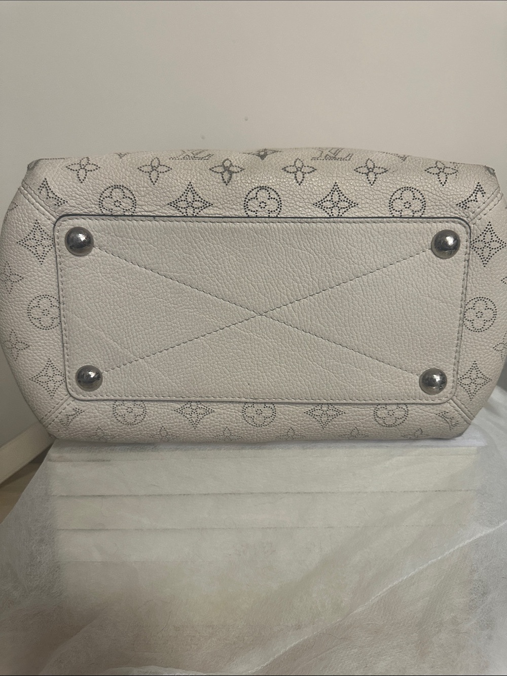 💯% Louis Vuitton Mahina Babylone PM Hobo Galet Taupe (2015) LV Lock w/purchase - Picture 5 of 16